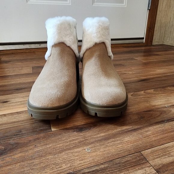 Like New Ugg Koolaburra Berea Fuzz Ankle Boot - Picture 4 of 11